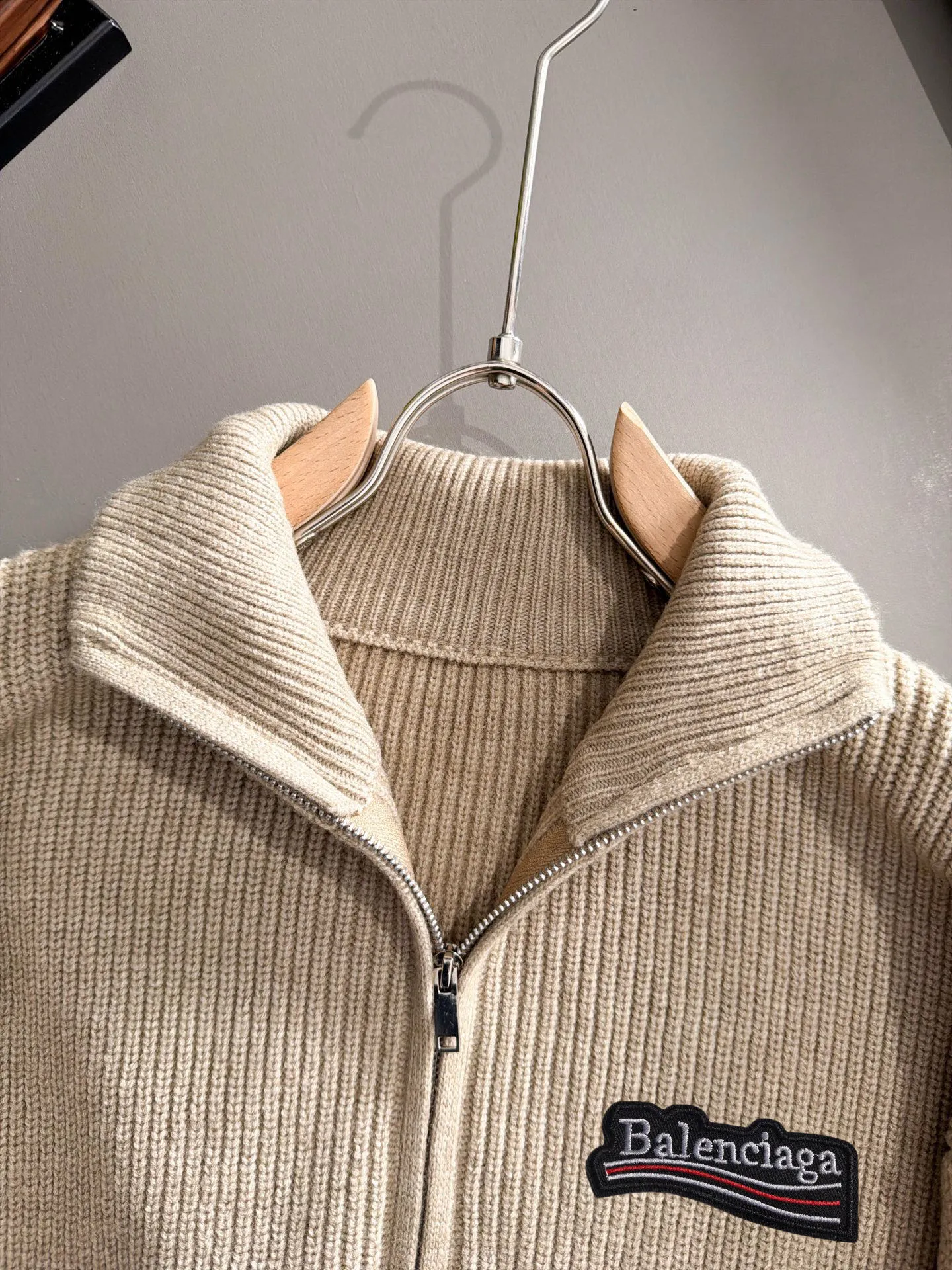 The latest knitted sweater jackets from Balenciaga’s 2026 Autumn and Winter official website are now on sale at the counters for Hot Sale! Specially made of wool blended fabric. It feels comfortable and can be directly in contact with the skin. The logo badge is exquisitely embroidered, which is extremely eye-catching! The details highlight the fashionable charm of big brands. Exquisite workmanship. Three-dimensional cutting style. The wearing effect is invincible and handsome! All three standards are complete! Sizes:M-4XL